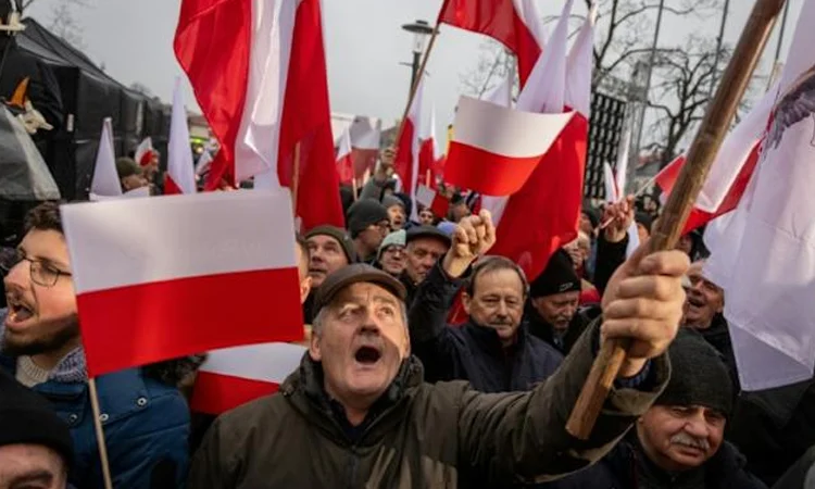 Polish pro-EU government faces key test in presidential vote