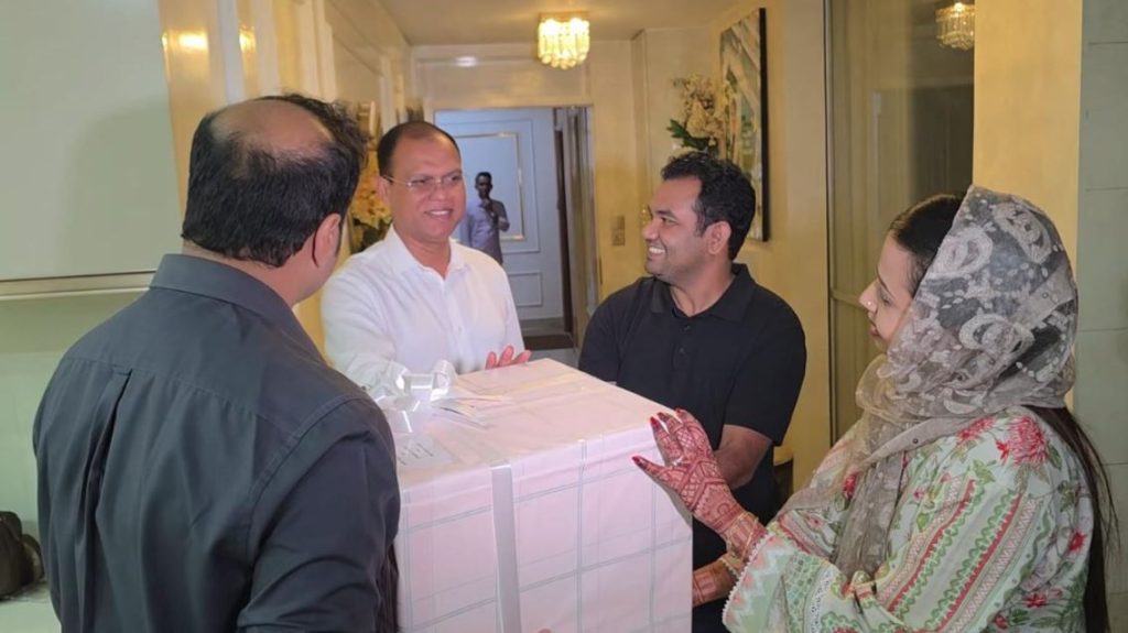 PM sends gifts to newlywed couple after sudden visit to wedding ceremony