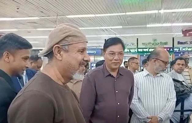 Millat makes surprise airport visit, reviews baggage services